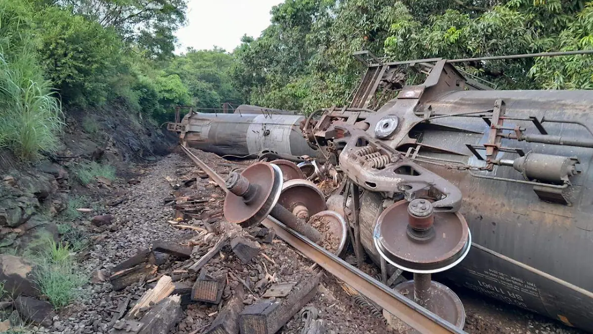 Descarrilamiento de vagones de ferrocarril en Taretan